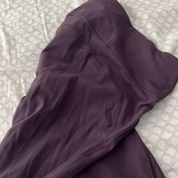 Lululemon dark purple 7/8 leggings with zippered pockets sz 4 - Picture 3 of 3